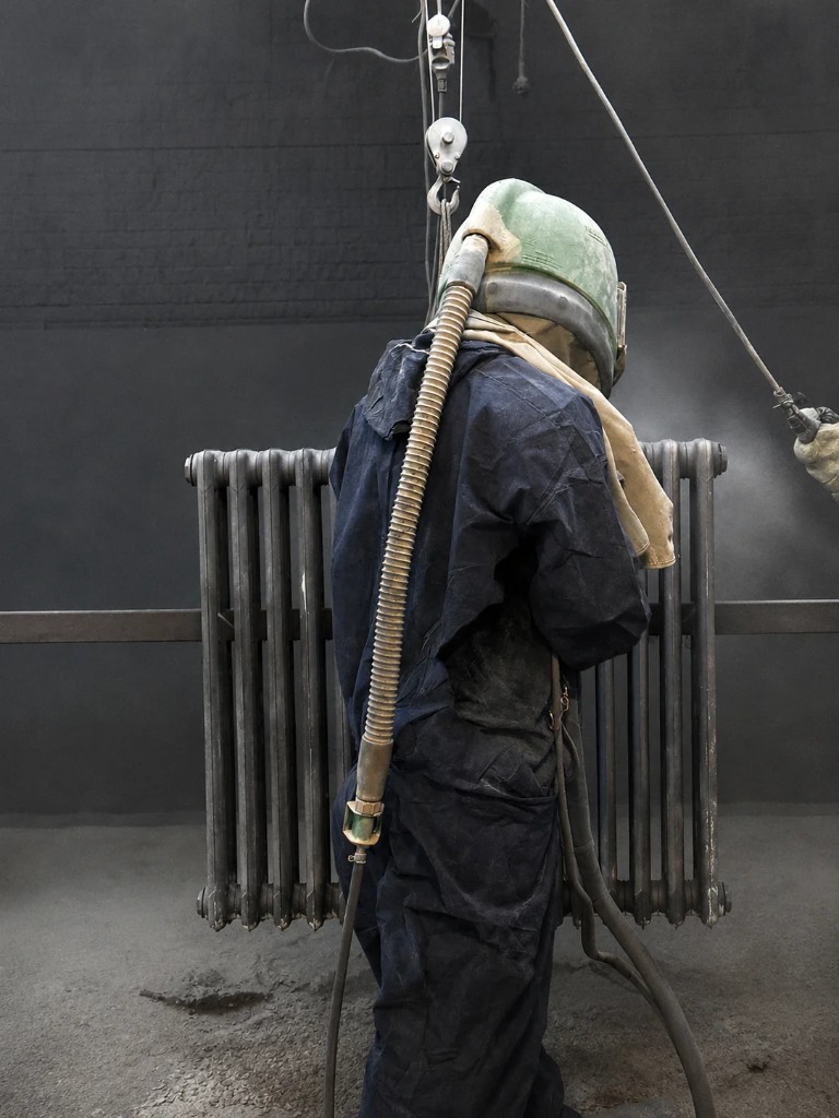 Opérateur de sablage grenaillage radiateur fonte — Atelier AS DÉCAP