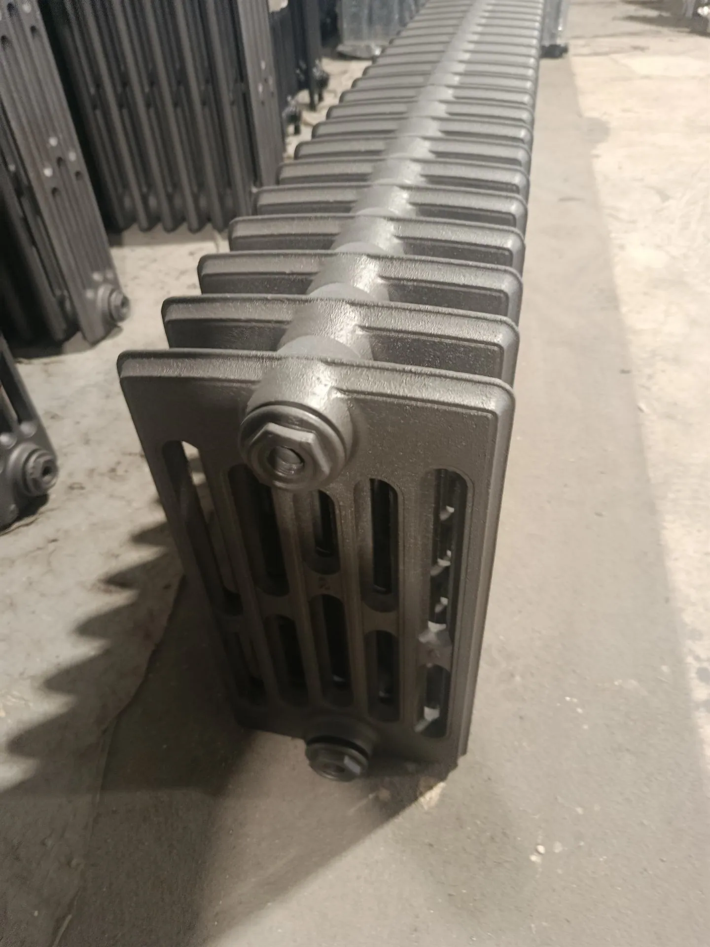 Ancien radiateur en fonte rénové après plusieurs décennies d'utilisation, atelier AS Décapage