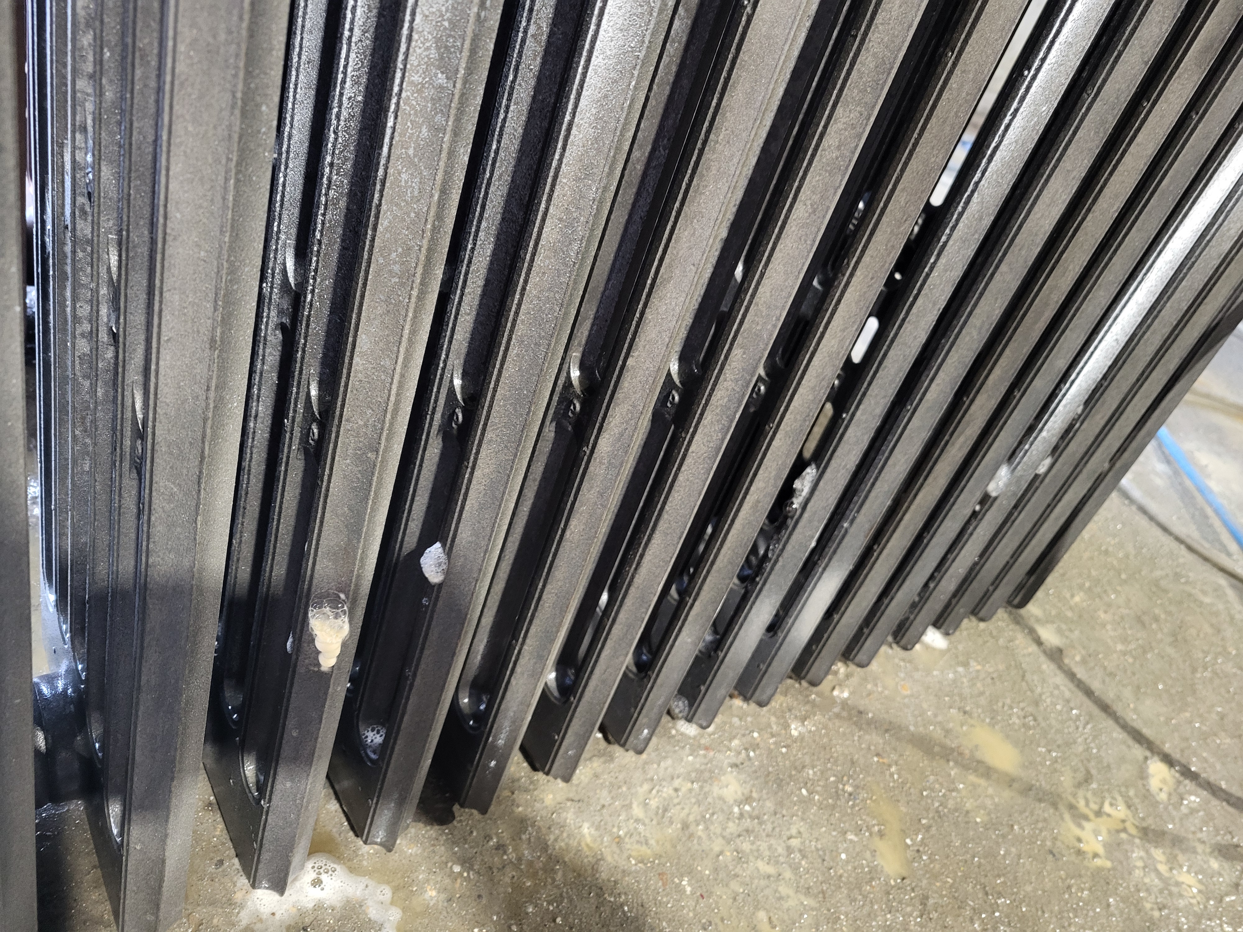 Radiateur en fonte rénové blanc cassé — prêt pour électrification