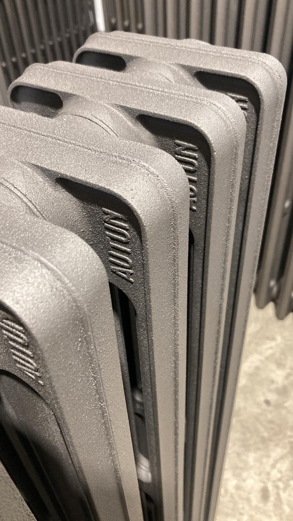 Radiateur fonte rénové bleu navy — ASDECAPAGE Bordeaux