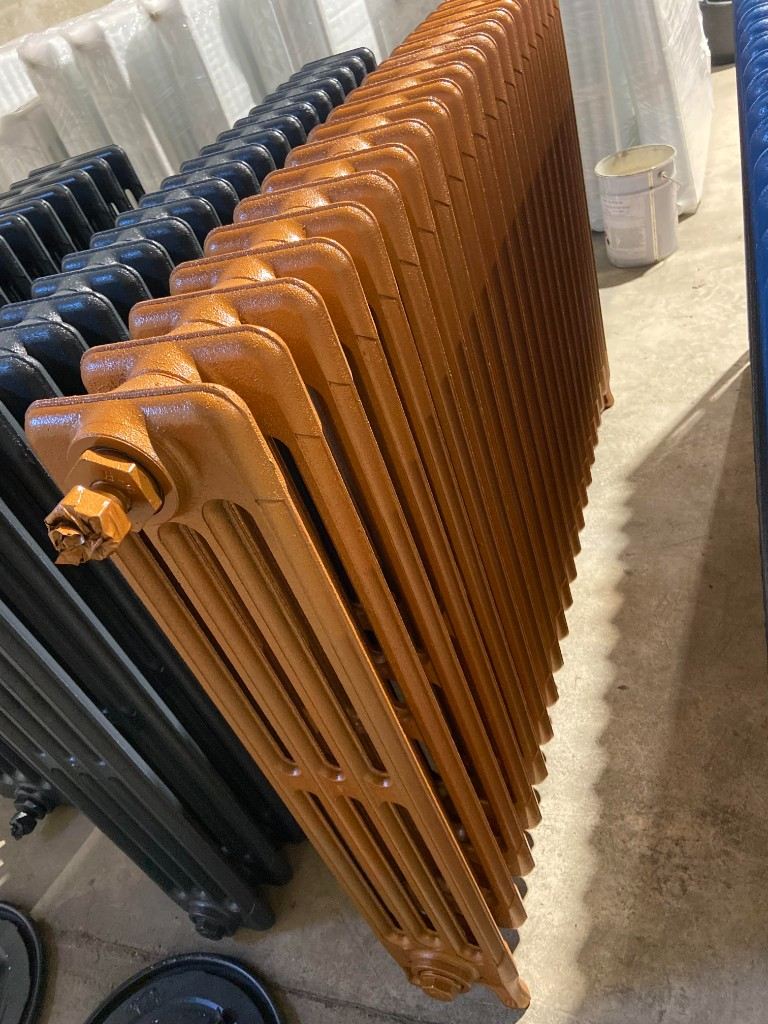 Radiateur en fonte rénové peinture cuivré métallisé dans l'atelier AS DÉCAPAGE