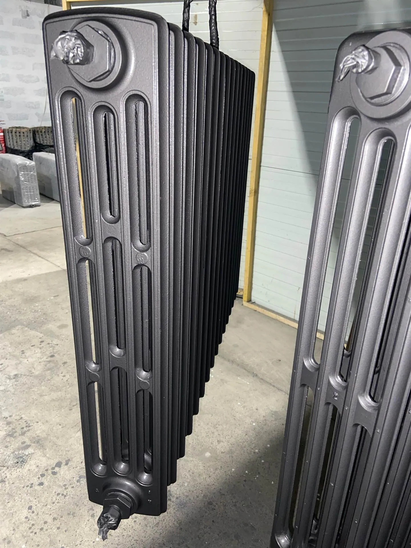 Détail fonte brute après décapage — thermolaquage à éviter