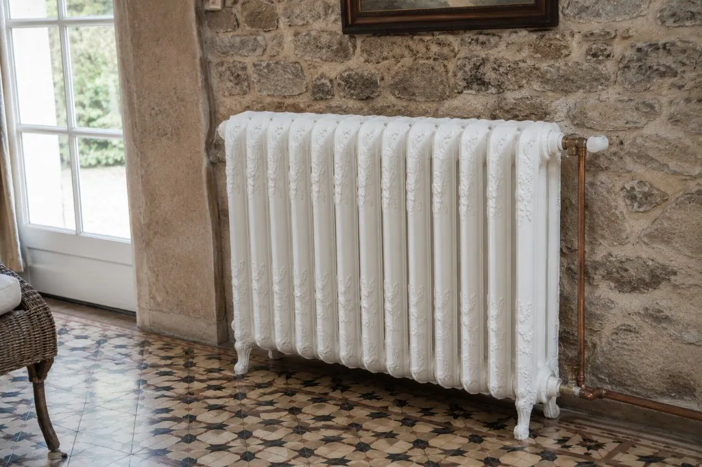 Radiateur en fonte dans une maison en pierre — rénovation AS Décapage