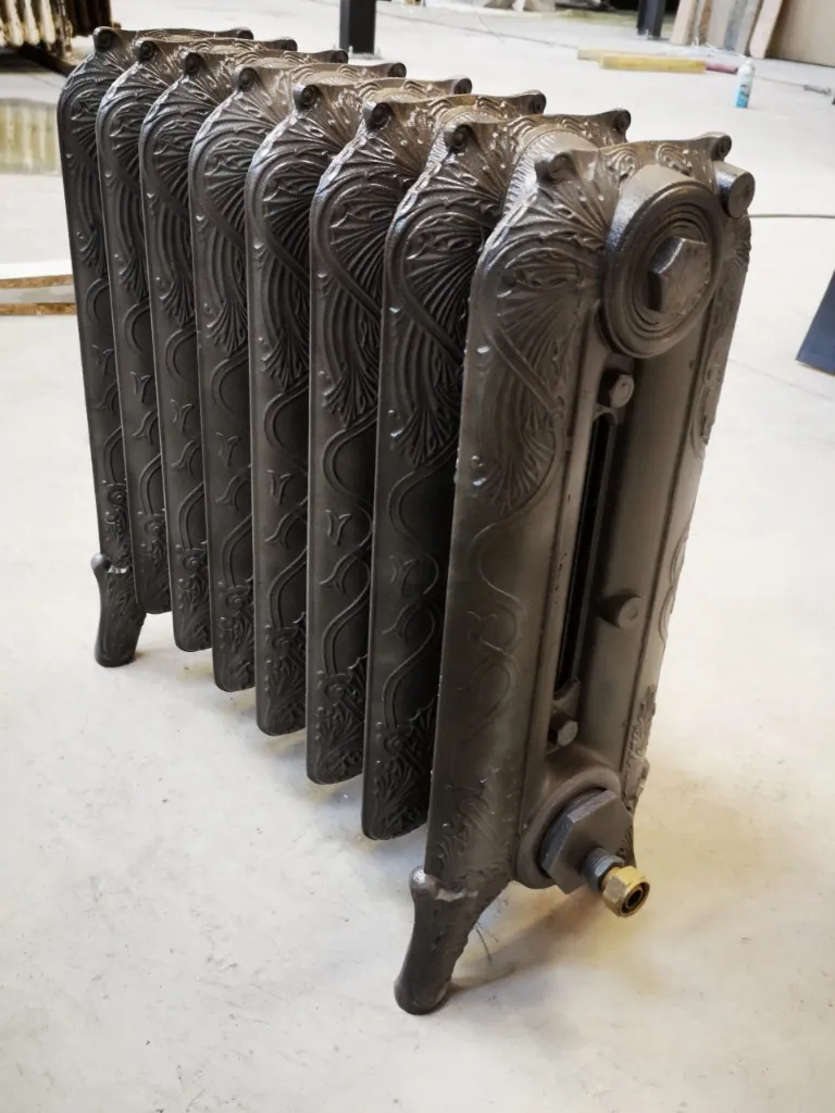 Rénovation radiateur en fonte — finition satinée AS DÉCAPAGE Bordeaux