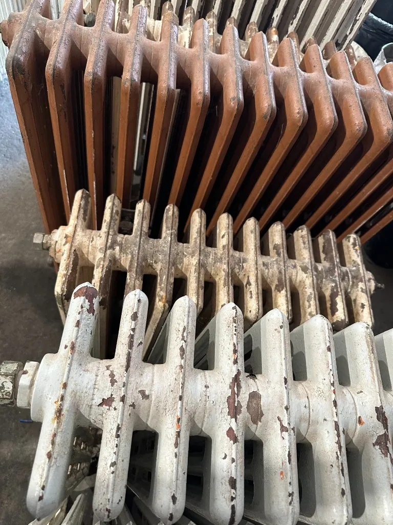 Vieux radiateurs en fonte avant rénovation — durée de vie d'un radiateur en fonte