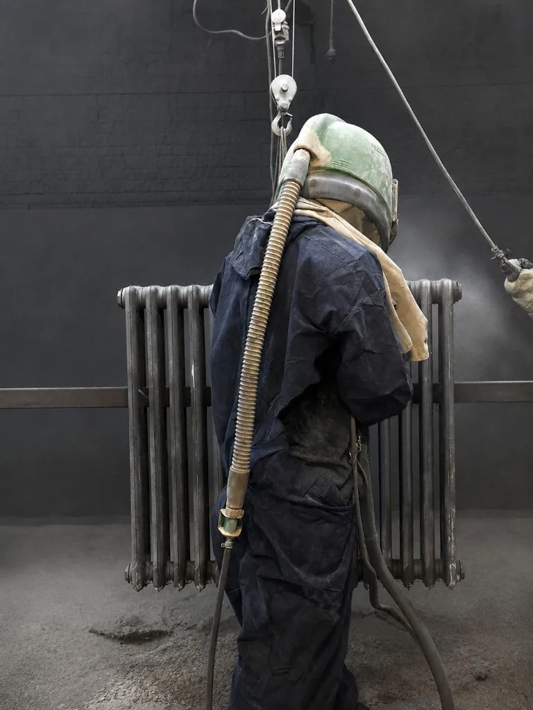 Décapage et sablage d'un radiateur en fonte en atelier